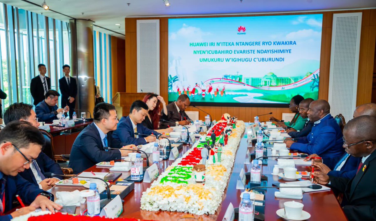 RTNBurundi's tweet photo. En mission officielle dans la ville de #Changhai, le Président @GeneralNeva a visité lundi 3 sites dont le Centre d'expérience de l'intelligence artifficielle, le Centre de recherche de @Huawei à #Shangai et le site mémorial du 1er congrès national du parti communiste chinois. https://t.co/7ICabXspZX