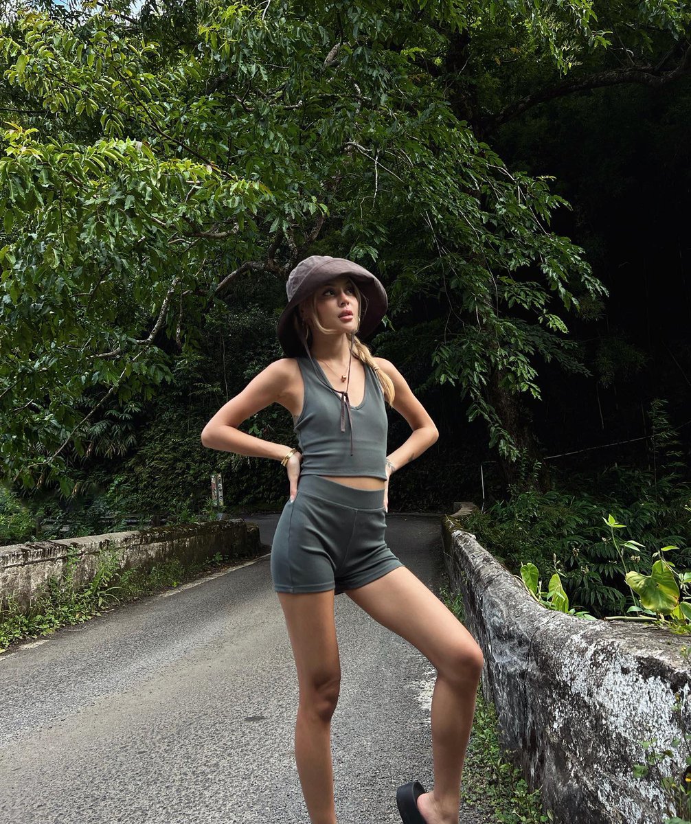 liIyhatesyou's tweet photo. Most definitely an outdoor girly 😋 #alo new dark cactus drop #AloPartner 🍃🌵 https://t.co/7K9mSUFVK6