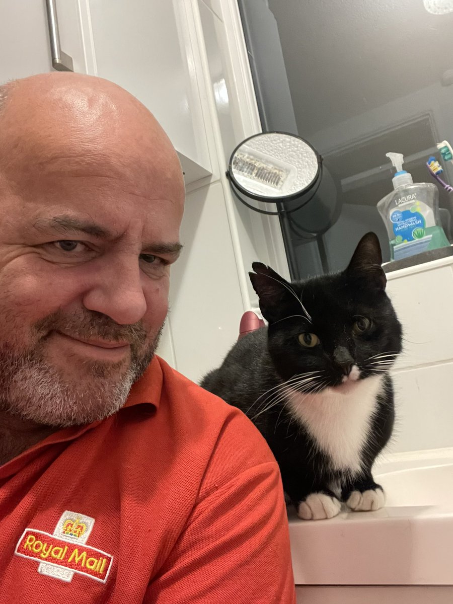 catbutlerdanny's tweet image. Good morning everyone 👋 Love, hugs and purrs to you all 🤍🖤🧡 #TuxieTuesday