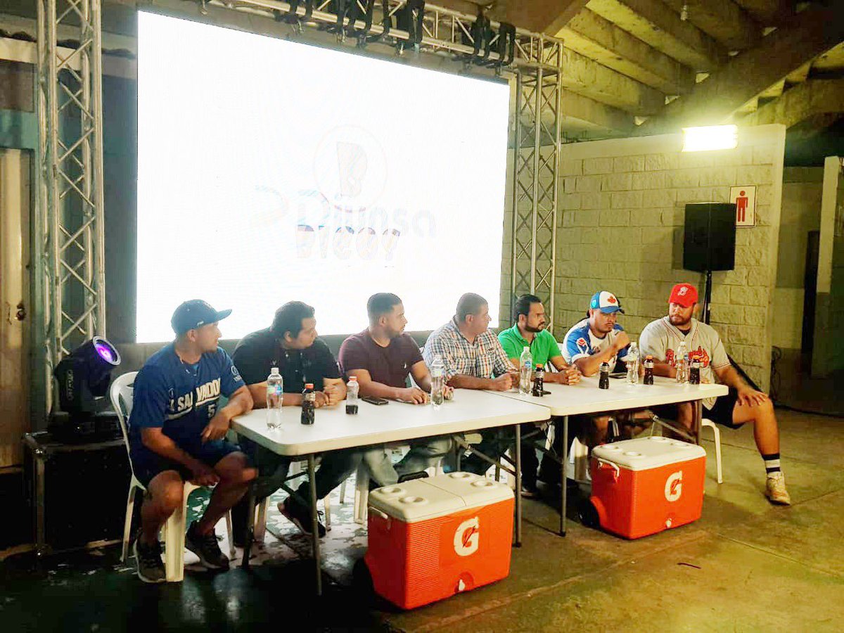 LNB_SV's tweet photo. #TorneoInternacional⚾️ Imágenes de la Conferencia de Prensa del Torneo Los Mejores 3 que inicia mañana en Tegucigalpa. Por #Nacionales estuvo en la mesa de honor el lanzador Nelson Alfaro 🇸🇻 https://t.co/qnAYXRnqPk