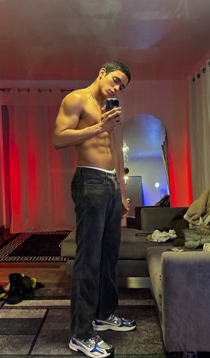nick_maxxx's tweet photo. 👄kiss me or kiss him 🍆 https://t.co/P6mgWYIS9p