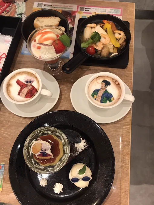 さとるの席だー!!!推しを見ながら食う飯は美味い そうなんよ。。。私呪展もすぐるだし。。。まさかのランチョンマット、コースター、ポストカードすぐる