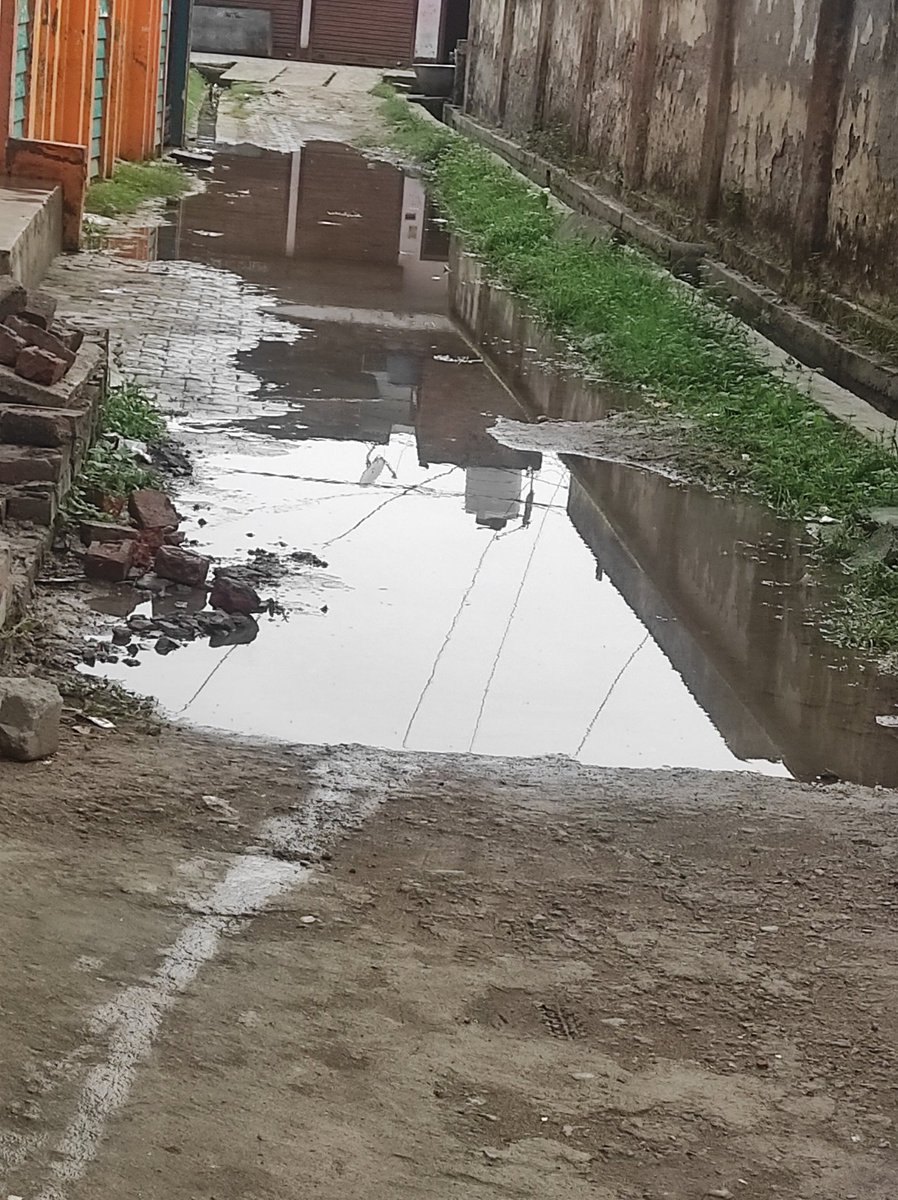 Reetiesh's tweet photo. @DmSitapur @cdositapur @PMOIndia @myogioffice 
अनवरत विकास की एक बानगी, नरोत्तम नगर सिधौली जनपद सीतापुर में विगत नौ वर्षों से बजट का अभाव बताकर केवल नाली ऊंची की गई है, पानी निकलवाने के लिए बाद में सुरंग खोदी जाएगी
बाकी संचारी रोग माह तो चल ही रहा है
#विकास https://t.co/k00gbMFLMo