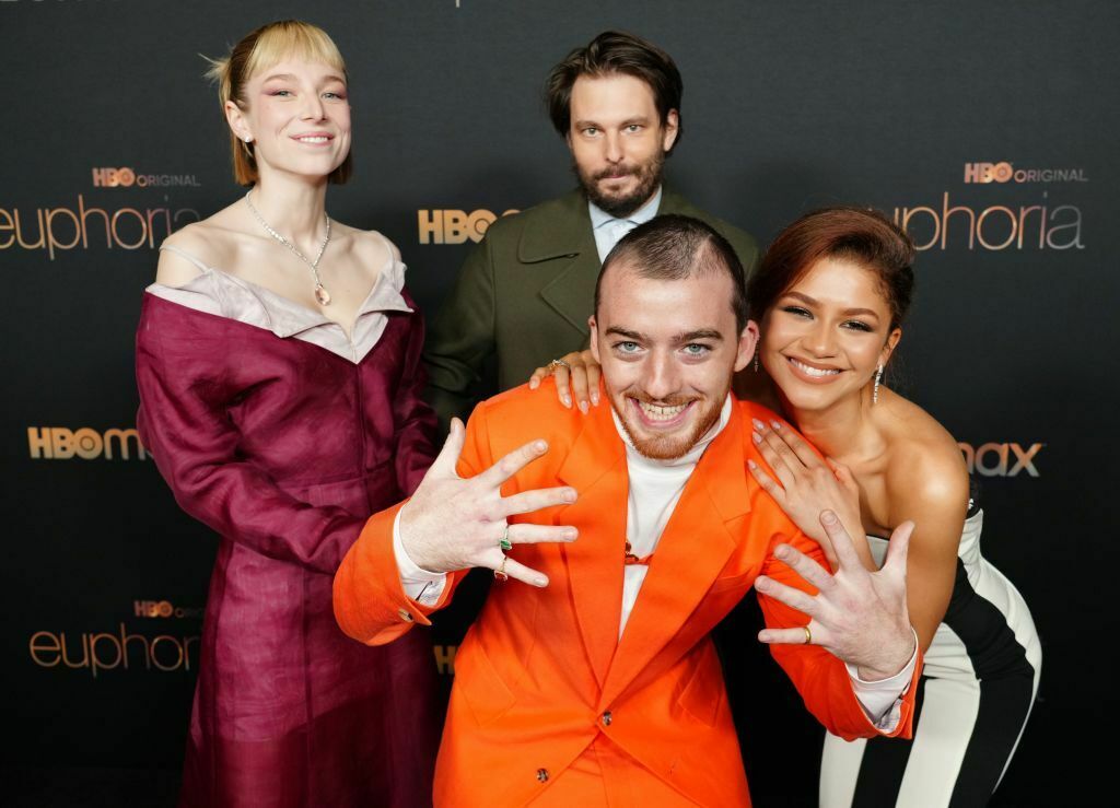 ドラマ『ユーフォリア／EUPHORIA』でフェズコを演じたアンガス・クラウドが25歳で死去。遺族は「アーティストとして、友人として、兄弟として、そして息子として、アンガスは私たち全員にとって特別な存在でした」と声明で語った。

front-row.jp/_ct/17645385
