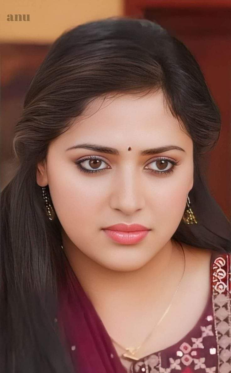 Pushpa64074928's tweet photo. नारी हुए बिना
नारी को जानना असम्भव है
नारी की #हँसी,उसका #रुदन
उसकी घुटन
यहाँ तक की
उसकी मुखरता को
चाहकर भी
समझ नहीं सकता कोई #पुरुष
उसके मनके कितने ही दरवाजे
आज भी बंद है
सदियों से ज्यों के त्यों
जानते हो
आज भी नारी
उन दरवाजों के उस पार ही है
और #पुरुष तुम इस पार
#सरस
#बज़्म https://t.co/Rn418wvttk