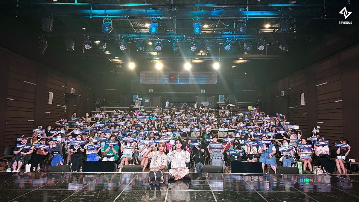 officialSEVENUS's tweet photo. [📸]
세븐어스와 희아라가 함께하는 곳 원더랜드✨
데뷔 쇼케이스에 오신 희아라 분들 감사합니다💓
앞으로 세븐어스와 함께 높이 날아올라요!

#SEVENUS #세븐어스
#희재 #HEEJAE #이레 #IREAH
#이제희재이레타임 https://t.co/hygvUBxqQ0