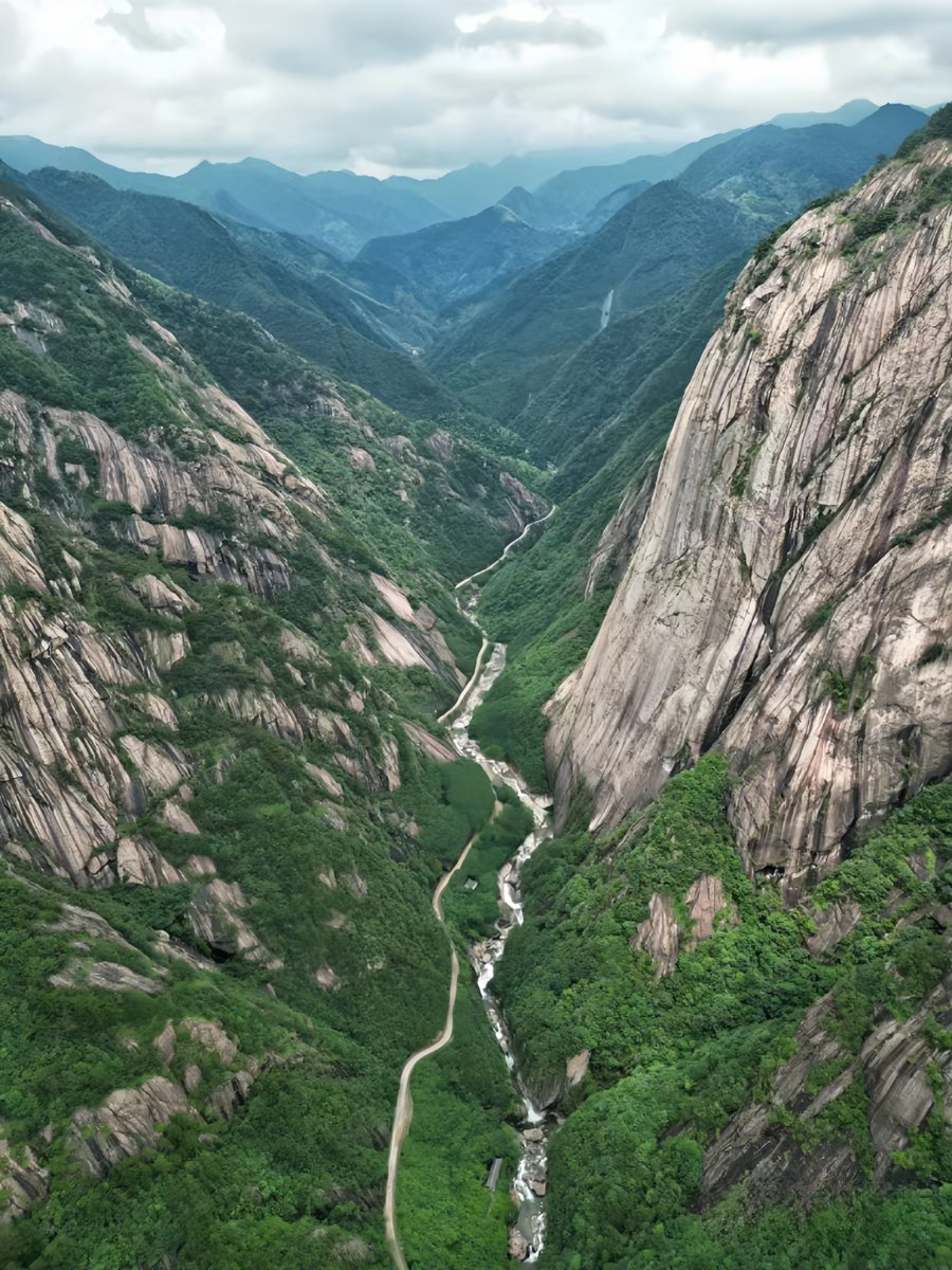 AnhuiTravel's tweet photo. At the top of towering mountains, you can see the meandering of a slender river. In the Zhangshan Grand Canyon, the summer breeze is even more gentle. (Located in Xuancheng City) (Photograph by 阿鱼)
#StayCool #BeattheHeat #SummerResort #EnjoyAnhui #SummerNote #TrackAnhui #SouthernAnhui