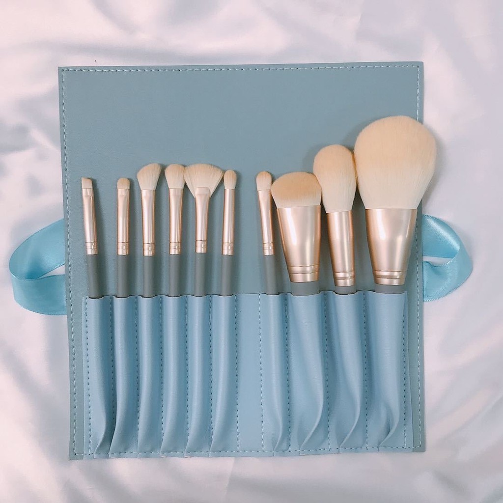 heavensdew_co's tweet photo. Masa I start diploma dulu, Shopee ni tak famous so I taktau mana makeuo brush yang elok. 

Now I dah habis belajar, I nak recommend this one to all student yang mencari makeup brush affordable but soft &amp; fluffy 😚💕 https://t.co/xmwY5N7HXR
