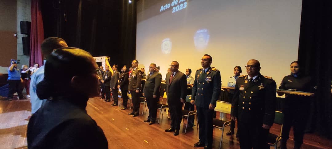 #Fotos 📸| Desde los espacios de la Casa Italia de Maracay, la gobernadora del estado Aragua, <a href="/Soykarinacarpio/">Karina Carpio</a> presidió el acto de ascenso conjunto de 76 funcionarios de la Policía Nacional Bolivariana y 61 funcionarios de la Policía de Aragua.
#MaduroTieneUnBeta