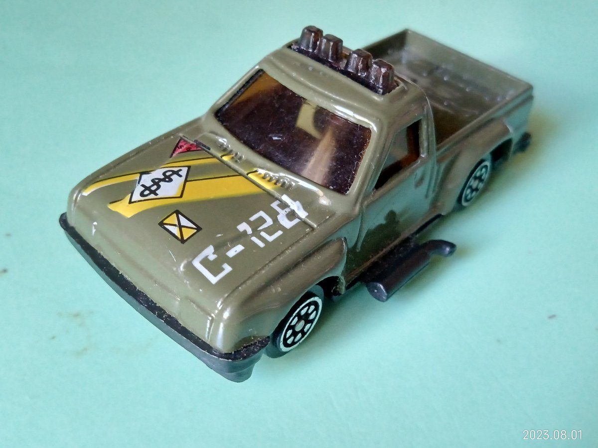 TC343mi_ni_car's tweet photo. FAIE
軍用トラック(車名?)
排気口っぽいものを両サイドに付けている…
FAIEでは何故かこの排気口っぽい…ものを両サイドにつけるパターンが多い
#ミニカー #FAIE #フェイエ https://t.co/9wOpMrh6T1