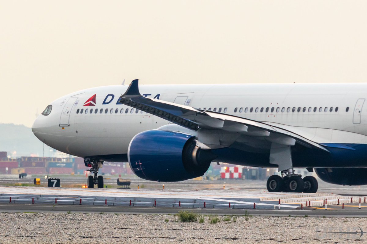 UnitedFlyerHD's tweet photo. A330-300 with the Trent 700 or -900(neo) with the Trent 7000?
Virgin Atlantic or Delta?
A330 variants take the runway at Boston Logan.
#avgeek #airbus #airbus330 #deltaairlines #virginatlantic #n417dx #gvgem https://t.co/GL5UIZ1SlC