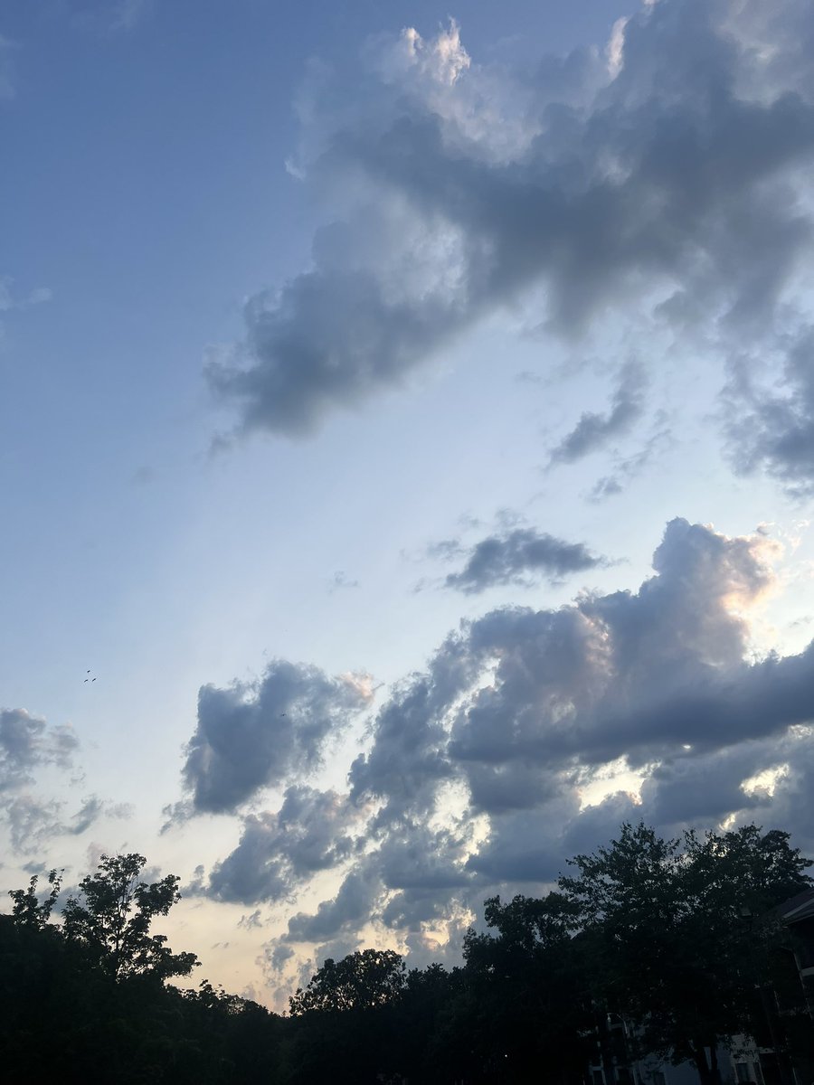 kirarusss's tweet photo. Todays sky https://t.co/Wk6SDcuahQ