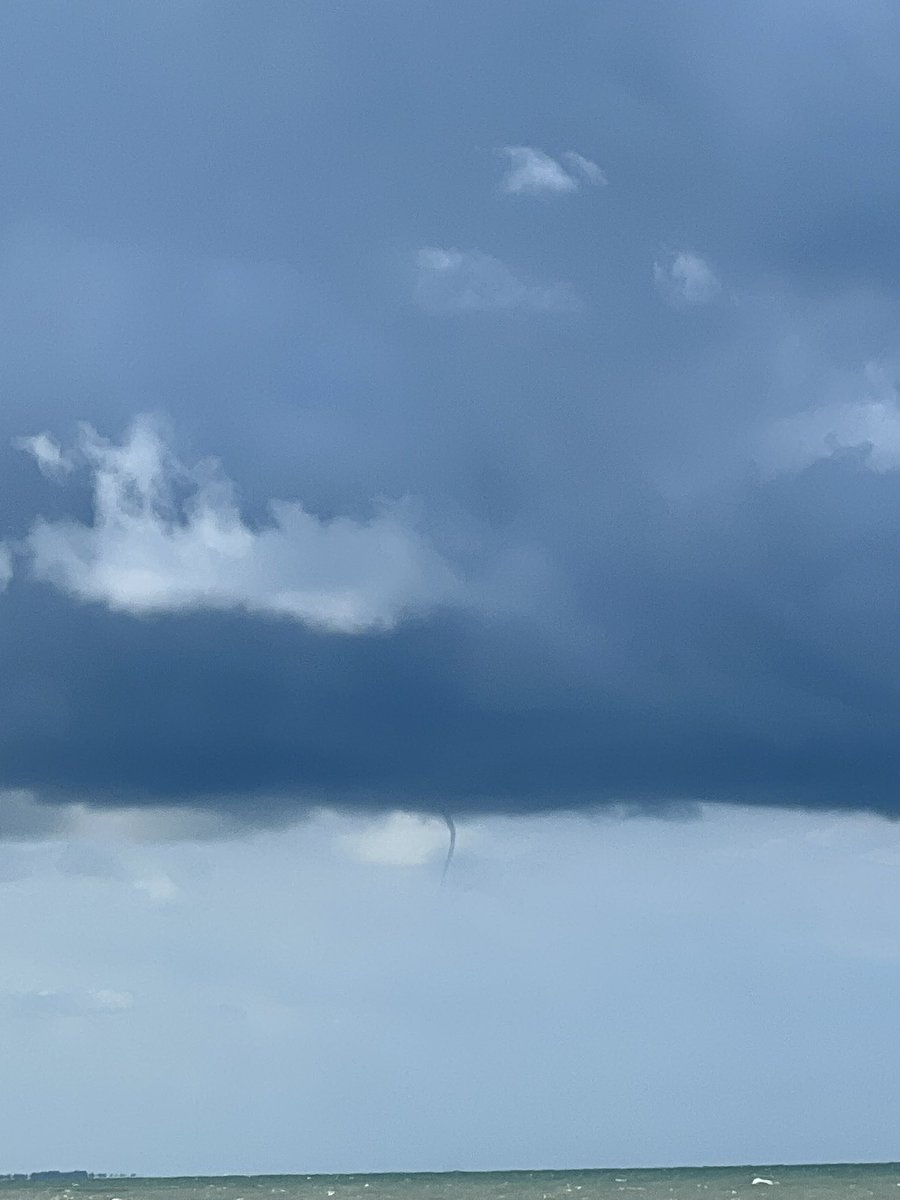 eLEONN's tweet photo. @StormhunterTWN 
Today in grand bend @ 1:19pm https://t.co/2DnV9dChQ7