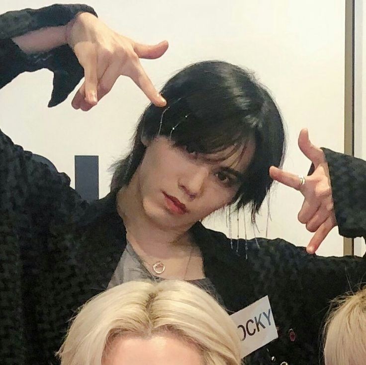 RockyGlobal's tweet photo. 🧩| Play with Rocky ~ 🐺

Quiero repetir esta dinámica 🥰

La dinámica consiste en escribir "Yo amo a Rocky porque..." y dejar que el teclado lo termine para ver que frase se crea~^^

─Puedes usar sus tags para aumentar sus menciones 🫡

#ROCKY #PARKMINHYUK #라키 #박민혁 https://t.co/QDGi0IKzus