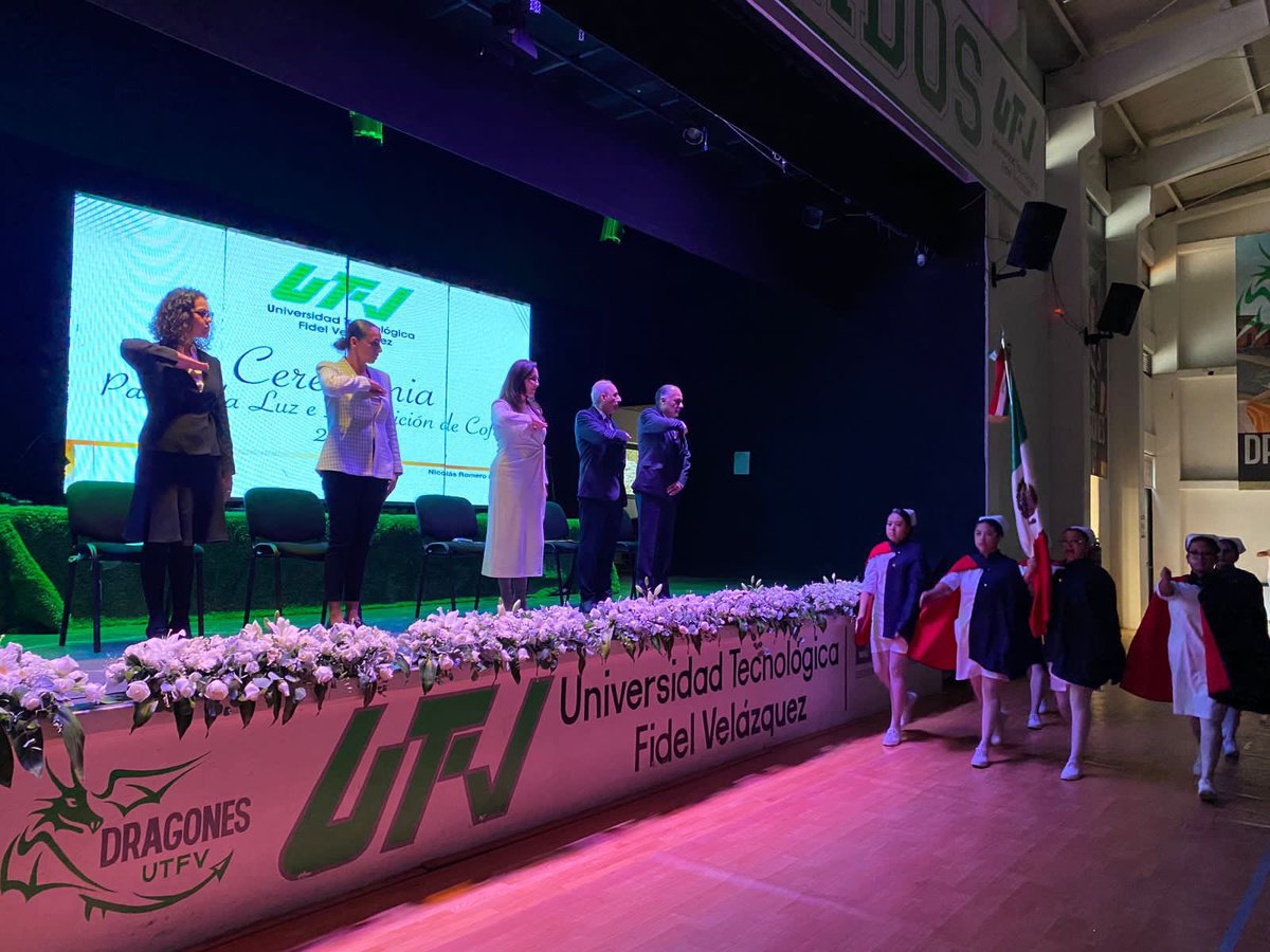 UTFVoficial's tweet photo. Esta tarde llevamos a cabo la Ceremonia del Paso de la Luz e Imposición de Cofias 2023 a estudiantes de 4º y 9º cuatrimestre de la Licenciatura en Enfermería, en presencia de padres de familia. #SomosDragones #SomosUTFV https://t.co/cSQTJFQyFj