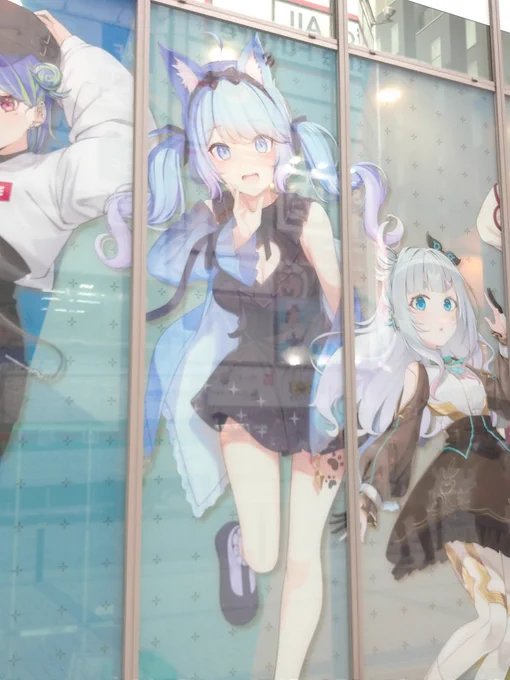 めっちゃデカい宗谷さんどれくらいかわかるように、一緒に撮ってみました(足さわってる) なんか、めっちゃ感動する、すごいねえ #宗谷いちか #ななし夏祭り2023