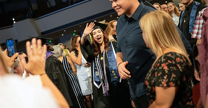 chamberlainedu's tweet photo. "Shoutout to the fans." 🤪

📸 #ChamberlainGrad Maddy M. (BSN 🎓 April 2023) captured by Jacob Smith Photo #ChamberlainPhoenix #NursingSchool #FutureNurse #NurseLifeRN https://t.co/QOsCFGoqpd