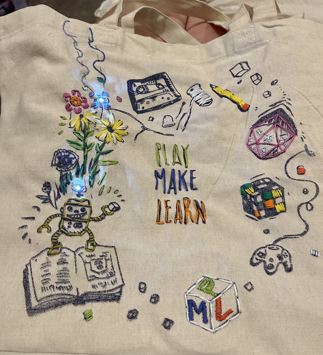 I was finally able to finish the embroidery on my canvas bag. I even used a sewable circuit to add some lights. This is a great souvenir from an amazing conference!! ⁦@Play_Make_Learn⁩