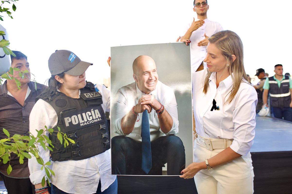 RositaSaldaS's tweet photo. Aquí estuvimos mi amor, junto a la gente que te ama dando inicio a ese legado de amor infinito que hay en cada obra que cambiará a nuestra Manta para siempre, como tanto lo soñaste 💙 https://t.co/zpwGTnZDhM
