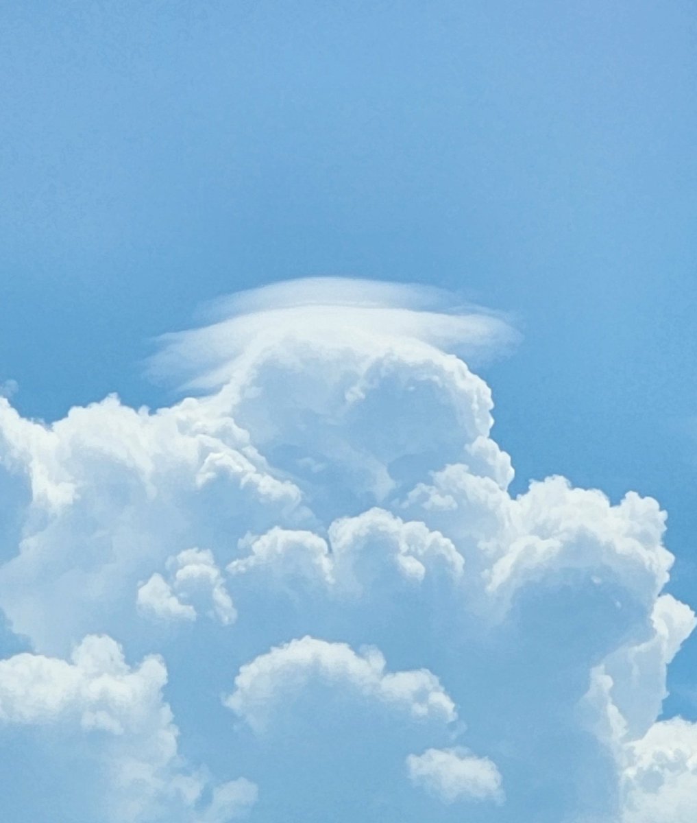 HurricaneManWx's tweet photo. A Pileus (Cap cloud) I captured today. Looks super interesting. #pileus #capcloud https://t.co/XE0STjPiGP