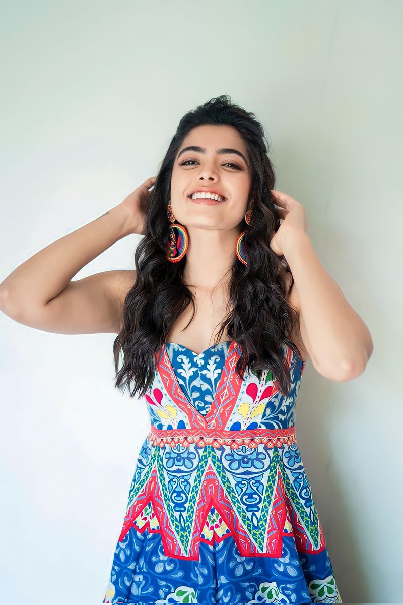 revathyharini's tweet photo. The Sun does not shine for a few trees and flowers, but the wide world's joy."
Be the Sunshine in someone’s life💖
Happy Morning Folks 🌻🌸
@iamRashmika 
#RashmikaMandanna https://t.co/6uUnmO3xoz