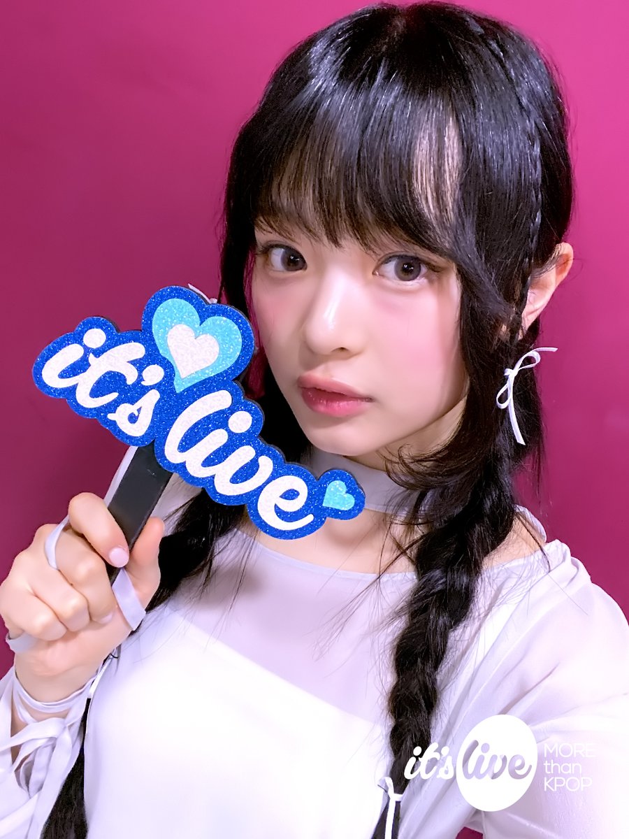 itsLIVEofficial's tweet photo. #뉴진스 의 #잇츠라이브 가 잠시 후 5시에 시작됩니다!📸
���튜브 it's Live 채널에서 최초공개로 만나보세요!
‘#CoolWithYou’ 밴드 라이브 보면서 실시간 채팅 같이 달려요🐰

#NewJeans - Cool With You (Band Ver.)
Premieres on Youtube 'it's Live' Channel at 5PM KST TODAY! https://t.co/Ed3E1xJM2p