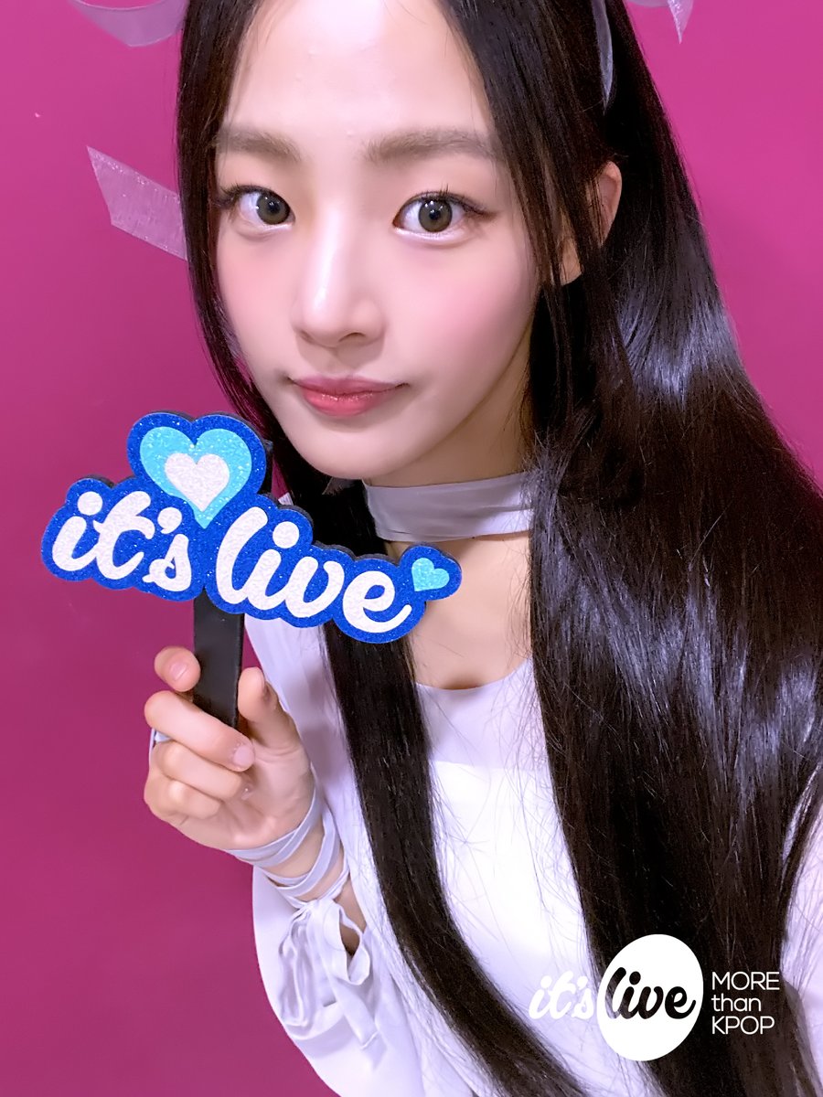 itsLIVEofficial's tweet photo. #뉴진스 의 #잇츠라이브 가 잠시 후 5시에 시작됩니다!📸
���튜브 it's Live 채널에서 최초공개로 만나보세요!
‘#CoolWithYou’ 밴드 라이브 보면서 실시간 채팅 같이 달려요🐰

#NewJeans - Cool With You (Band Ver.)
Premieres on Youtube 'it's Live' Channel at 5PM KST TODAY! https://t.co/Ed3E1xJM2p