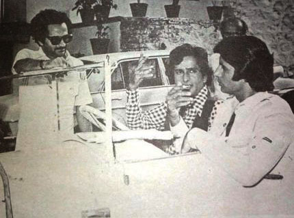 BombayBasanti's tweet image. Ramesh Sippy directing Shashi Kapoor and Amitabh Bachchan in Shaan (1980)
#rameshsippy #shashikapoor #amitabhbachchan #80s #bollywoodflashback