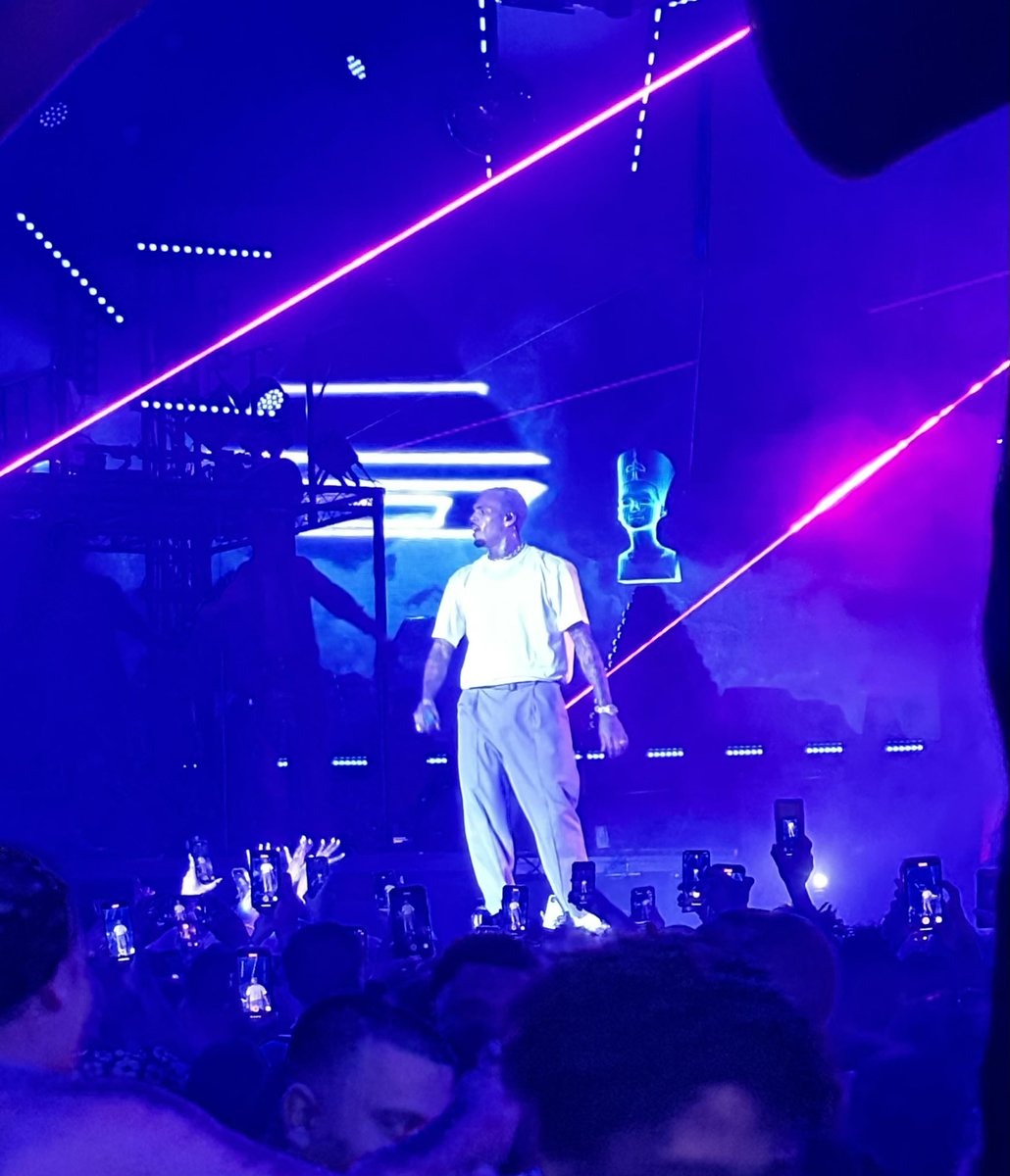 Chris Brown = G.O.A.T
#teambreezy #chrisbrown #GOAT #drais