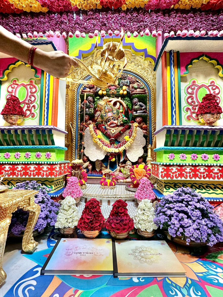 kashtbhanjandev's tweet image. Darshan : 01-08-2023
અધિક શ્રાવણ માસને પવિત્ર પૂનમ-મંગળવાર નિમિત્તે શ્રીકષ્ટભંજનદેવ દાદાને ફૂલોનો દિવ્ય શણગાર
Hello Devotees
Jai Shri swaminarayan
Shringar Darshan of Shri kashtbhanjandev hanumanji Maharaj Salangpur dham.
salangpurhanumanji.org
#swaminarayan #inspiration #quote…