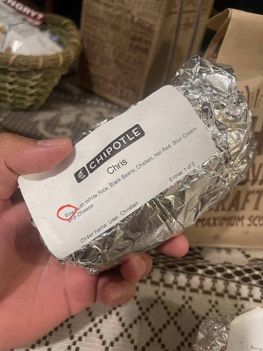 Chrisv11's tweet photo. What the heck?! @ChipotleTweets 😅 https://t.co/eeydn3Vi0Y