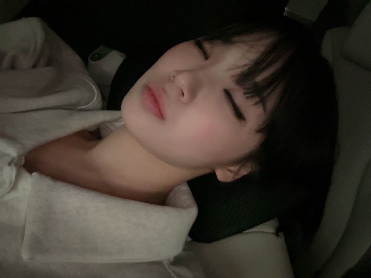 PHTKAERI00's tweet photo. gising na ang bday girl na di pa tapos sa quota patulong https://t.co/iHhjDrwwsh