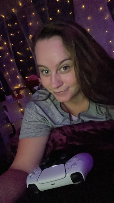 Here I am in all my glory. Proud to be ditching work tonight 😂💯🤷🏻&zwj;♀️ https://t.co/RFWuA3CQKB