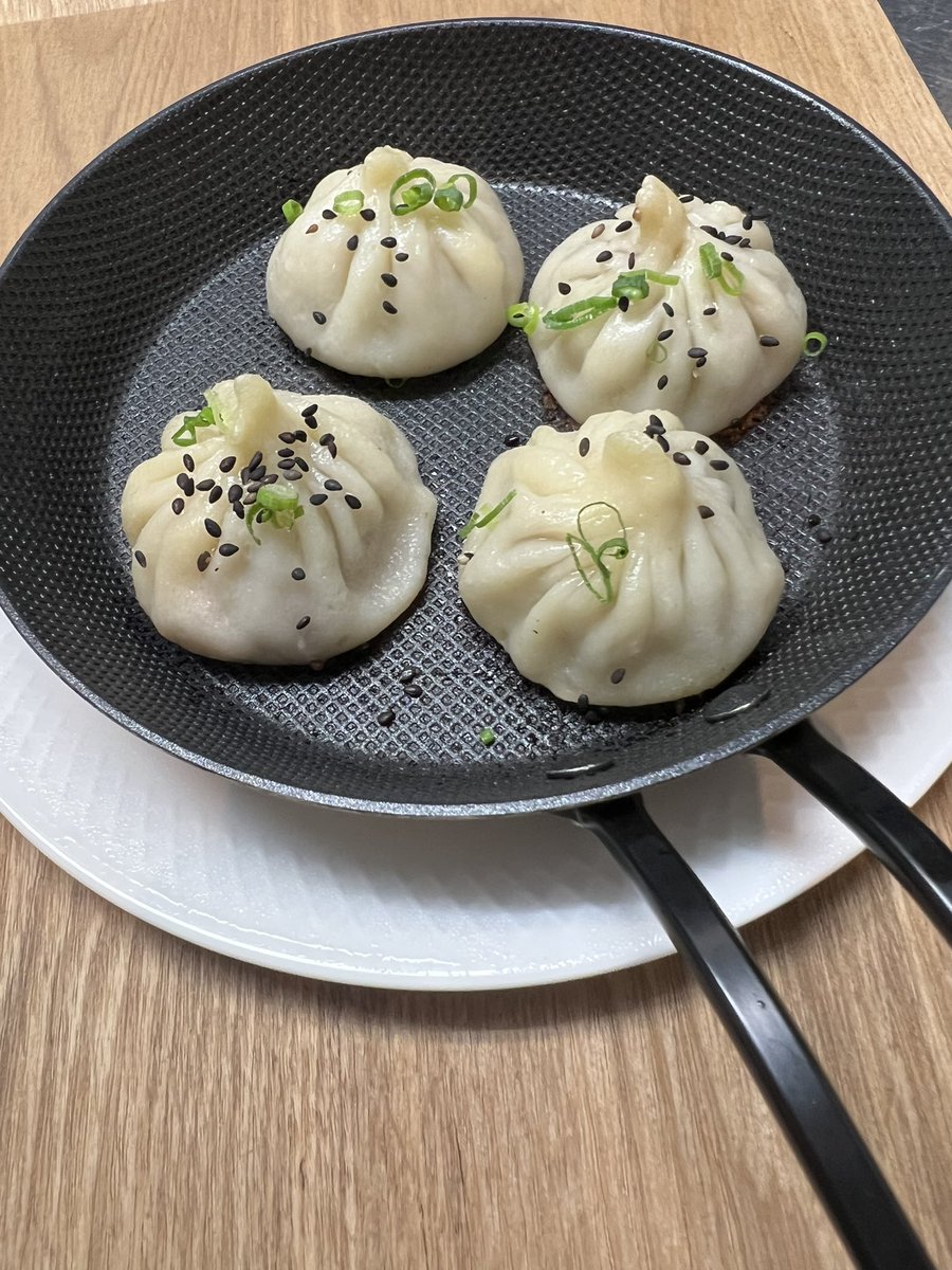 April1265946767's tweet photo. 焼き小籠包，🦐餃子，麻辣小籠包、白菜豚肉餃子！
#無添加 小籠包
#手作り
#横浜駅 https://t.co/JWCJZR328X