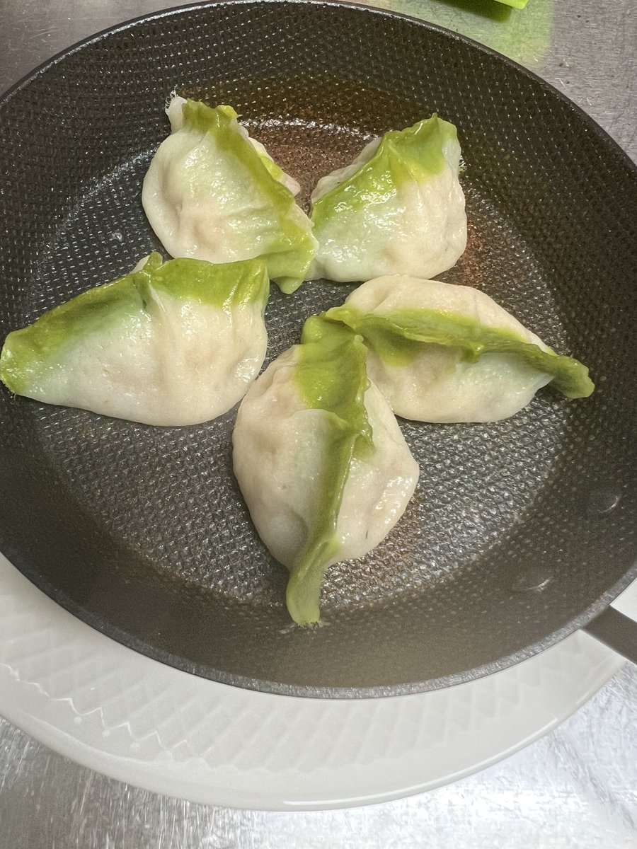 April1265946767's tweet photo. 焼き小籠包，🦐餃子，麻辣小籠包、白菜豚肉餃子！
#無添加 小籠包
#手作り
#横浜駅 https://t.co/JWCJZR328X