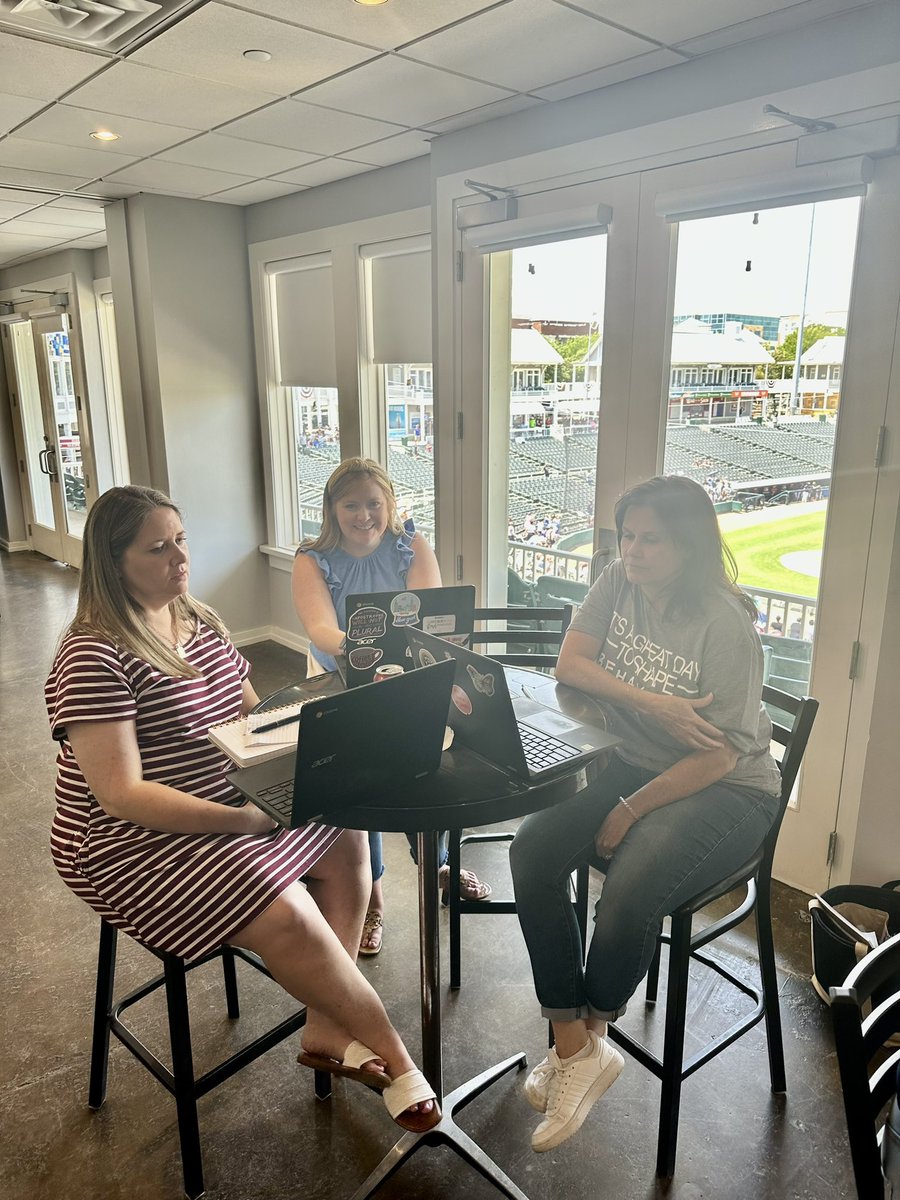 We had so much fun at our first team leader meeting!!! So much knowledge in one room! It’s going to be a great year!!!
#Ogleohana #Ogle_elem #teambuildng