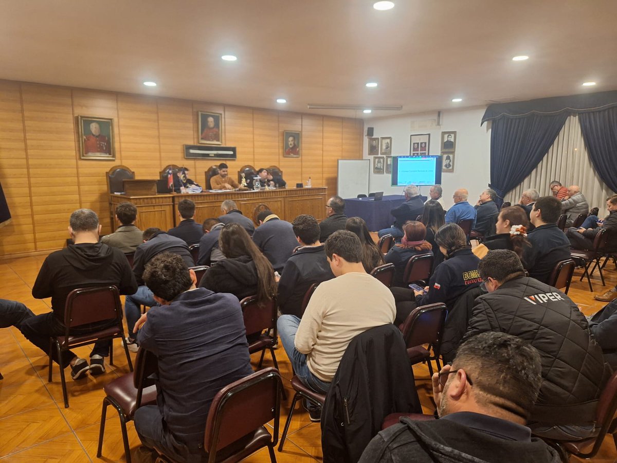 PrimeraCBN's tweet photo. Realizamos sesión de compañía ordinaria correspondiente al 2do trimestre del año 2023. Instancia donde también se hizo entrega de diplomas y parches distintivos a Voluntarios que aprobaron el curso PHTLS-FR. https://t.co/fWQ1HFwHNG