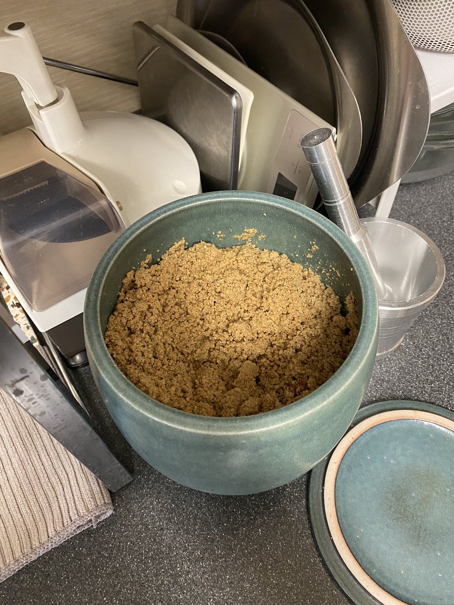 あれっ！！？そういえば夫が飼ってるぬか漬け、最近世話されてる様子がないけど、大丈夫なのこれ…！？まあカビてないからいいか。