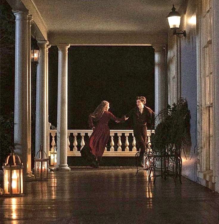 • Dün görüşemedik. iki yüzyıl görüşememişiz gibi geldi. ve üç yüzyıllık göresim geldi seni.

| Cemal Süreya.