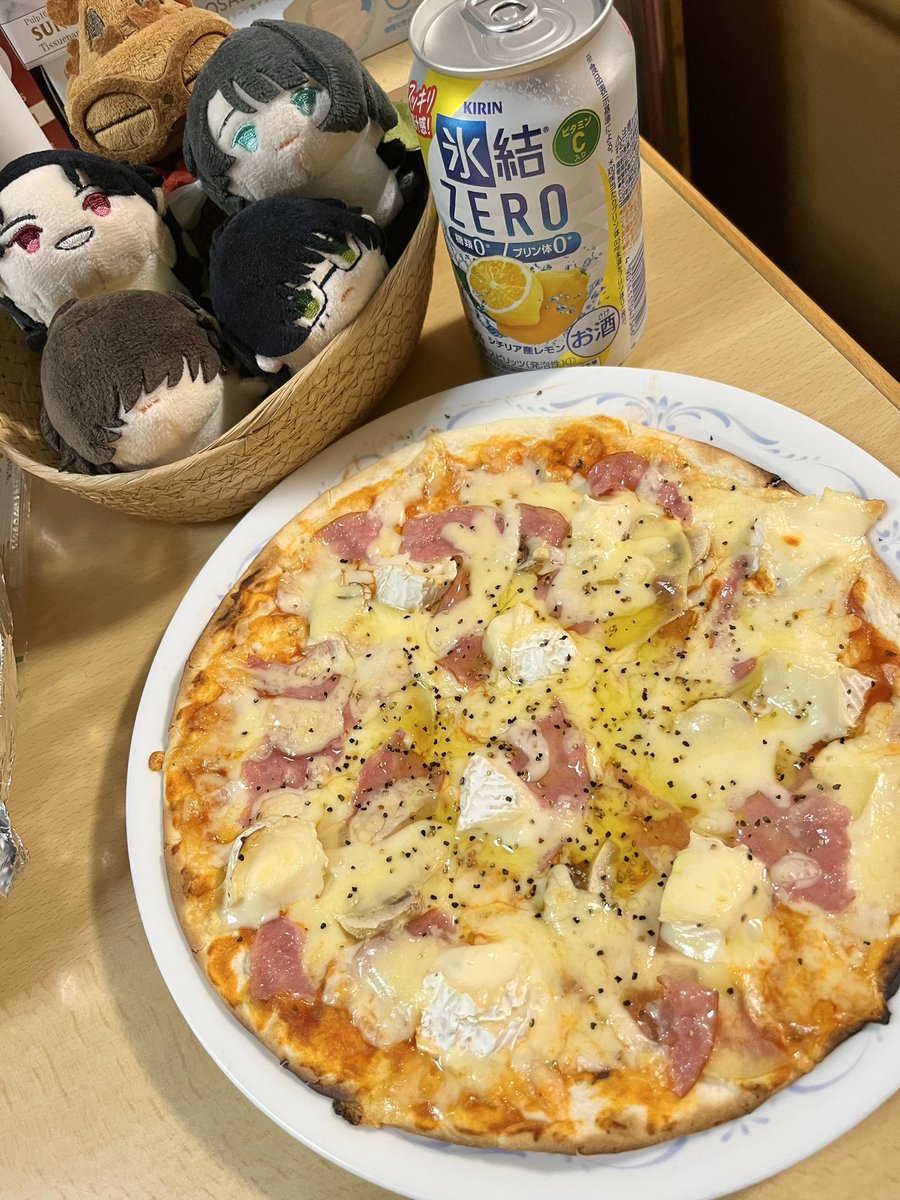 「ぴっつぁを焼きました。  スライスしたボロニヤソーセージとジャガイモとピザチーズ」|鼬家📚4/9静コミA17のイラスト