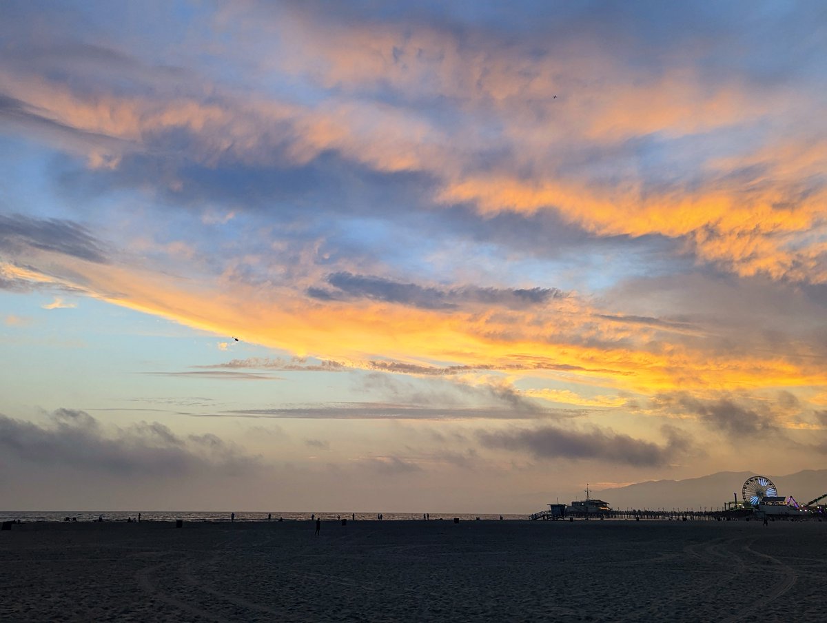 Ciszek's tweet photo. Monday night’s Sant Monica #sunset #CloudDiary https://t.co/ibwIIxjFdz
