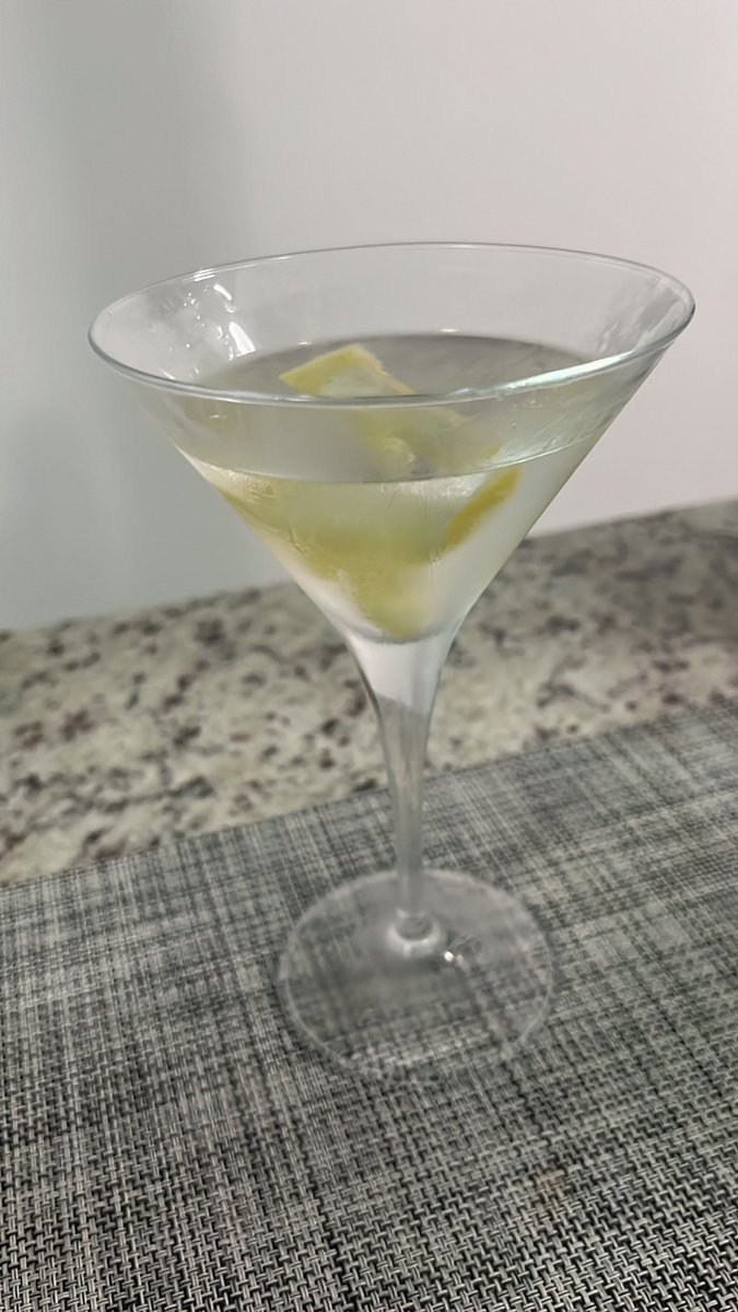 dariow16's tweet image. 50/50 Martini #HomeBartending