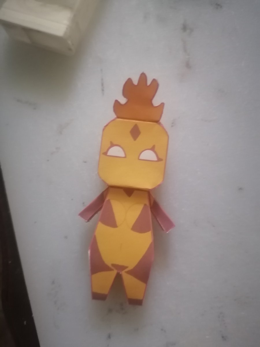 BBoxer124's tweet photo. @hoxtens Apilia #papercraft #Apilia #RoxHoxten #hoxtens #OC #ManuelMCR #Manuel #BoomBoxer124 https://t.co/tTHPKHricI