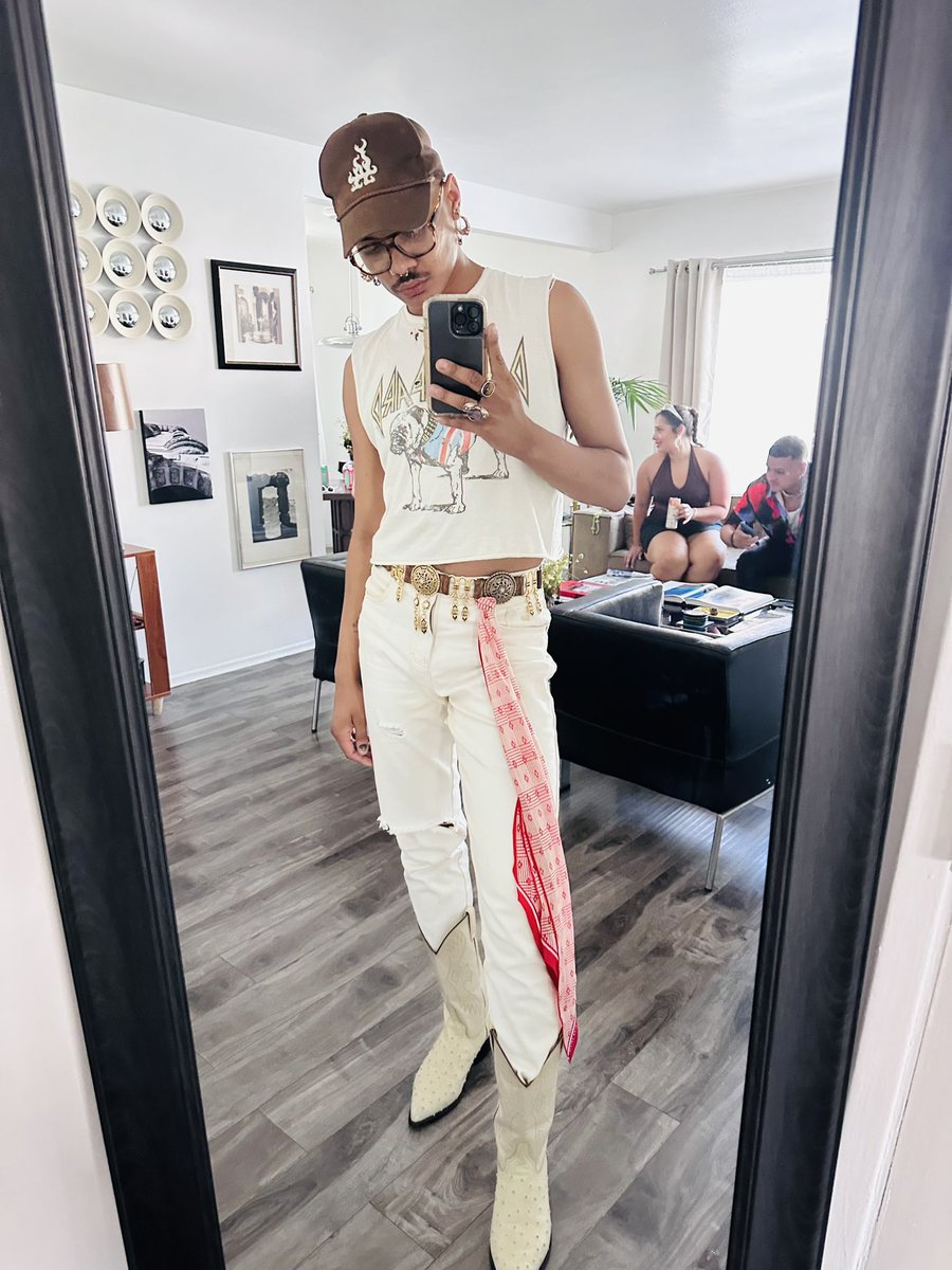 witchesloveit's tweet photo. Your favorite little party girl 🤎🤍 https://t.co/Mai9LFe1Ze