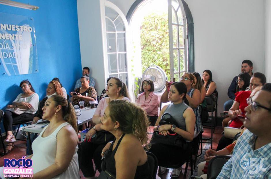 rocioglzcuu's tweet photo. Capacitando mujeres junto al @chihuahuampio en alianza con @GobiernoEdoChih a mujeres para que inicien y administren de manera correcta un negocio. #Seguimos #Distrito8FedCuu https://t.co/Upx1DTSRqd
