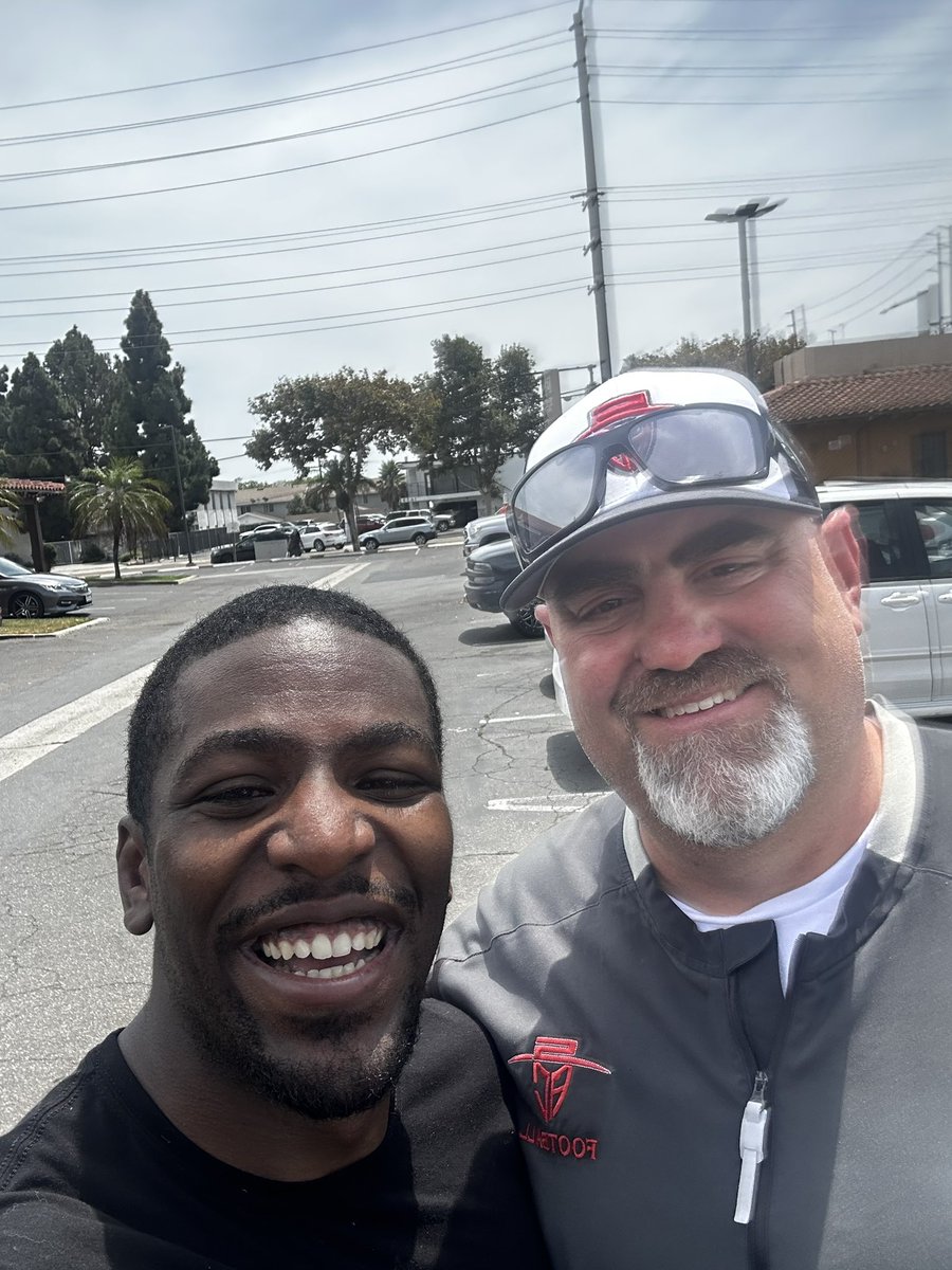 Picking up some grub for <a href="/mitch_jones66/">Mitchell Jones</a> find one of my all-time favorite Dons <a href="/BeGreatBeale/">Divonte Beale</a> in the parking lot. Great day!