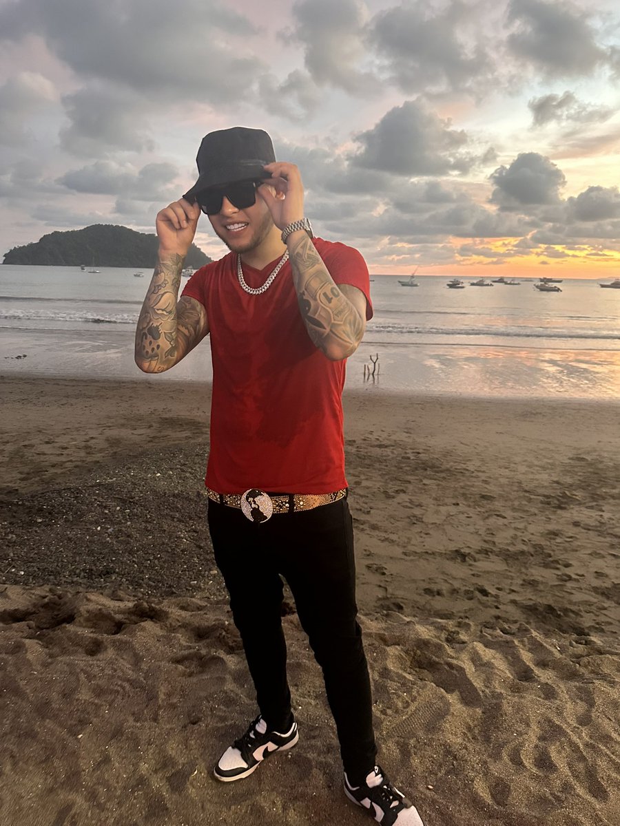 OfficialHansum's tweet photo. If the lights go off baby would u ever change? ❤️🇨🇷 https://t.co/9HihVmVews