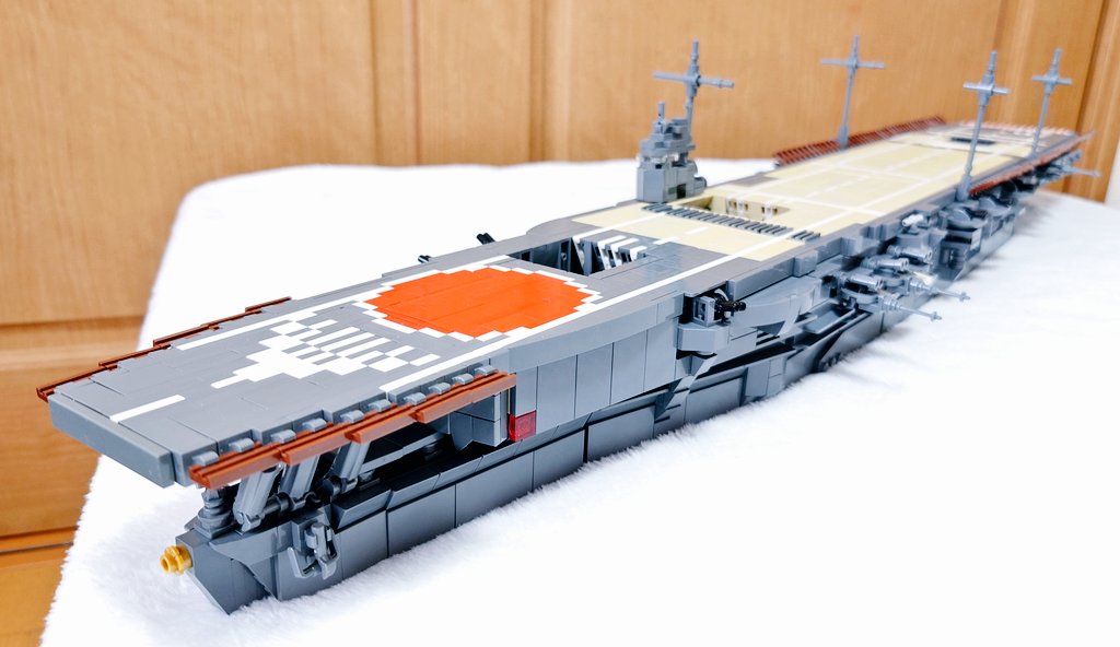 ToyoBrickWorks's tweet photo. 速報版ですが、海老名の新作です。

日本海軍航空母艦「加賀」をレゴで制作しました。拙作では「神州丸」に継ぐ2作目の1/300艦艇作品となります。
いつも通りゴリゴリギミック詰め込みました。国内（多分）4例目のラジコン作品です。余裕があれば海老名で動作展示します〜

#海老ブリ https://t.co/KIWjjMV2jk