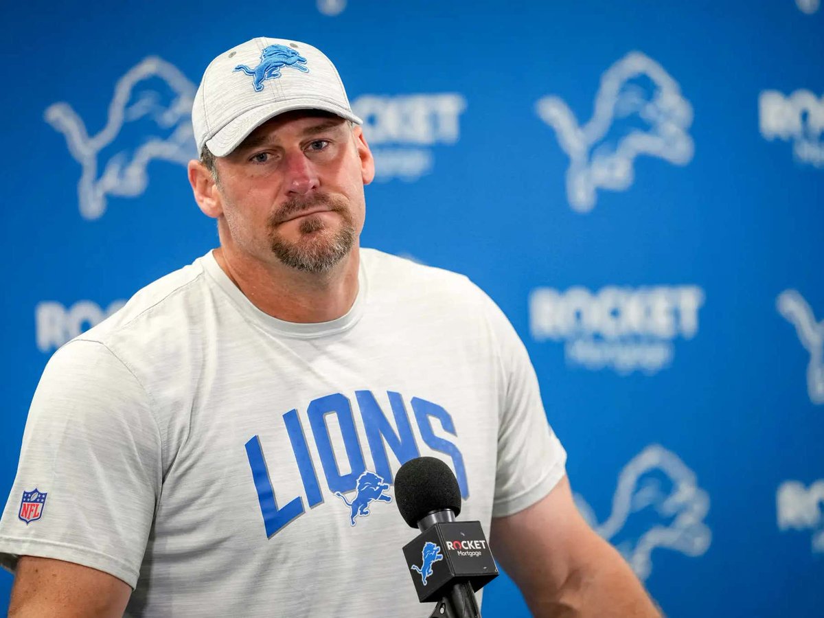 barstoolsports's tweet photo. The NFL Is Officially The No Fun League For Not Allowing Dan Campbell To Have An Actual Lion On The Sidelines Of Games https://t.co/qlDXZHBhNp https://t.co/aH9N50i3da