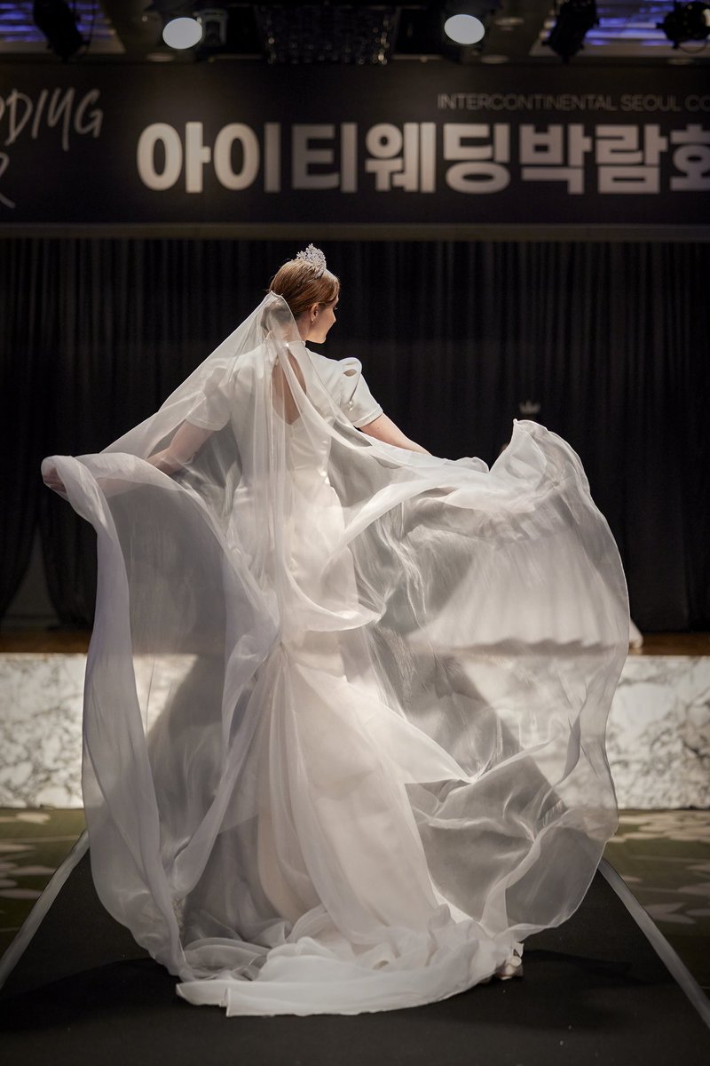 ModelVlad's tweet photo. ♡1부; 12시 30분 'only moment in time, first and last_단 하나의 유일한 찰나'라는 콘셉트로 사랑하는 연인들이 가지고 있는 그들만의 사랑스런 느낌 그 찰나의 아름다움을 담았습니다 

#아이티웨딩 #아이티웨딩박람회 #코엑스웨딩박람회 #서울웨딩박람회 #트렁크쇼 #결혼박람회 #살롱쇼 https://t.co/LMVFs3Wntm